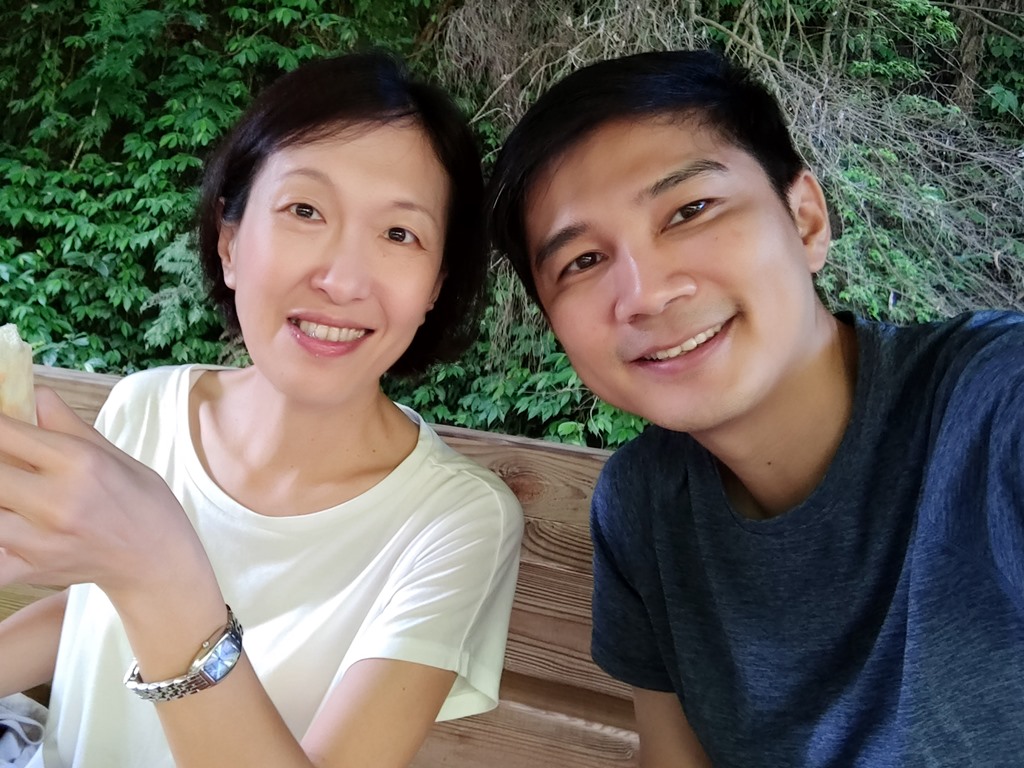 曾獻瑩議員與太太淑斌在戶外合照